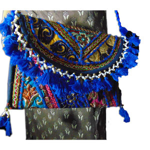 Bolso Bandolera Boho Chic Banjara, Bolso de Hombro de Tela de Algodón Hecho a Mano con Cierre de Cremallera y Decoración de Borlas Coloridas - Product Image 6