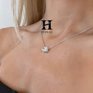 Collier pendentif en diamant de laboratoire taille ovale de luxe en or 14 carats pour femmes - Product Image 3