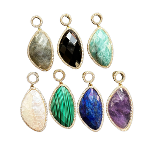 Pendentif serti de pierres précieuses de couleur élégante au design vintage, idéal pour un usage quotidien, des cadeaux et une collection de bijoux fins. - Product Image 1