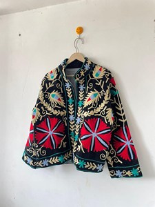 Chaqueta Suzani de Terciopelo Negro Premium con Bordado Floral, Manga Larga, Cuello Alto, Estilo Bohemio, Ropa de Abrigo Otoñal para Mujer - Product Image 2