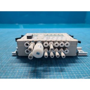Válvula Solenoide Neumática CKD N4E0-T53R + N3E0660-M + N4E030-M + N4E0-Q-C + N4E0-T52 Usada Como Es, de Legacy Semiconductor E - Product Image 1
