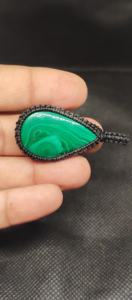 Pequeño Colgante Bohemio de Malaquita con Cabujón en Forma de Gota y Cordón de Macramé, Regalo Unisex para Amantes del Budismo - Product Image 2