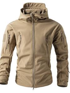 Veste tactique softshell multi-poches pour homme avec logo personnalisé, capuche réglable, style randonnée et chasse - Product Image 3