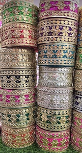 Encaje de borde Gota Patti para ropa étnica, vibrante adorno floral hecho a mano con cinta dorada para saris, dupattas, lehengas y trajes. - Product Image 3