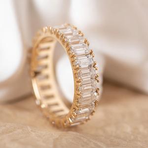 Anillo de Oro Amarillo Sólido de 18K con Diamante Cultivado en Laboratorio de Corte Esmeralda de 4x2.5mm Personalizable, Anillo de Boda de Lujo con Corte Escalonado de Eternidad Completa Premium - Product Image 2