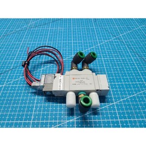 Vanne solénoïde 5 ports SMC SY5120-5LOZ-01, utilisée comme pièce détachée pour équipement semi-conducteur Legacy - Product Image 2