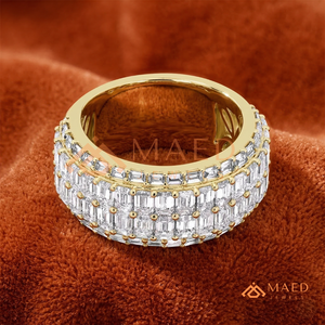 Anillo de boda de lujo de oro amarillo de 14K con triple fila de moissanita de corte esmeralda y diamantes de laboratorio horizontales de oriente a oeste para mujer - Product Image 1