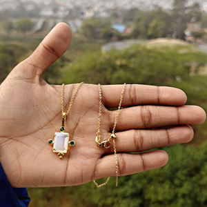 Collier léger en laiton plaqué or 18 carats avec pendentif ajustable en opalite blanche et mini quartz émeraude CZ, collection tendance - Product Image 5