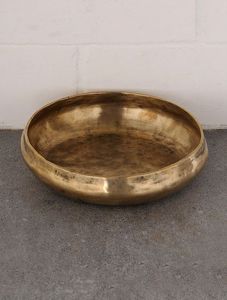 Bol chantant bouddhiste en laiton avec motif inspiré de l'OM pour la méditation, la guérison sonore et la musique - Product Image 3