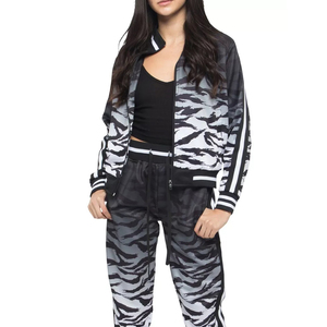 Survêtements de sublimation haut de gamme pour femmes : coupe confortable, motifs vibrants et tissu durable – Survêtement personnalisé pour femmes - Product Image 5