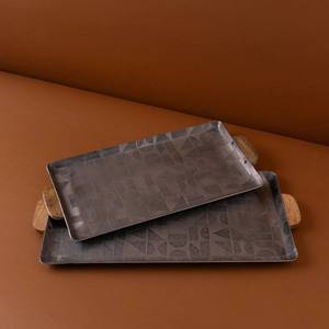 Bandeja Decorativa Rectangular Dorada Artesanal con Textura Martillada y Patrón Geométrico, Plato de Servir Moderno y Lujoso para Mesa - Product Image 3