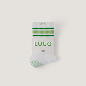 Chaussettes blanches à rayures vertes avec semelle antidérapante pour femme, style tricoté classique, idéales pour le quotidien et le Pilates. - Product Image 1