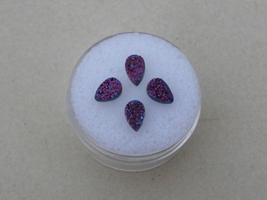 Gemas de Cuarzo Drusy de 4 Facetas en Forma de Pera en Tonos Rojos y Púrpuras de 6x4mm Cada Una para la Fabricación de Joyas - Product Image 1