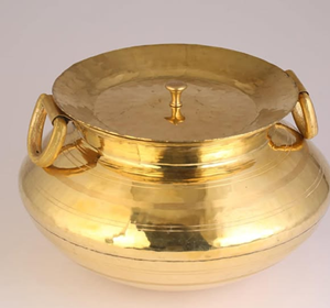 El ornamental y lujoso recipiente de latón real muestra exquisitos motivos florales y un acento decorativo de cuerda. Disponible a precio de mayorista. - Product Image 5