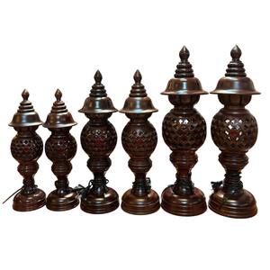 Un par de lámparas de altar de madera con forma de panal. - Product Image 5