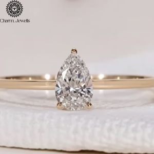 Bague de fiançailles classique pour femme Charm Jewells, trois pierres en moissanite taille coussin, plaqué or 18 carats, sertie à griffes, IGI - Product Image 5