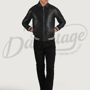 Chaqueta Bomber Varsity de Cuero Negro para Hombre con Mangas de Cuero Blanco Genuino y Puños Acanalados a Rayas, Estilo Clásico de Béisbol - Product Image 4
