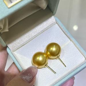 Boucles d'oreilles en or 18 carats avec perle noire de Tahiti vert paon, 10-9 mm, rondes et impeccables, dégageant un air de luxe - Product Image 1