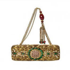 Pochette en métal doré antique avec motif de feuilles en filigrane en relief, fermeture à loquet frontal et fine chaîne de transport, en gros. - Product Image 3