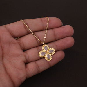 Collier pendentif floral bohème fait main en calcédoine rose plaqué or 18 carats avec chaîne ajustable personnalisable - El Joyero - Product Image 4