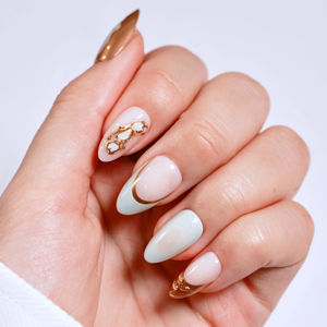 Uñas postizas de lujo con joyas, venta al por mayor, fábrica OEM ODM, forma almendrada, personalizadas, color nude con línea dorada, uñas a presión. - Product Image 1