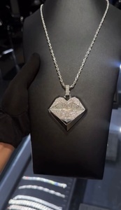 Colgante de Labios Geométricos de Plata 925 con Baño de Rodio Personalizado y Moissanita VVS, Amuleto 3D de Beso con Escudo de Corazón, Certificado EGL, Fábrica OEM ODM - Product Image 2