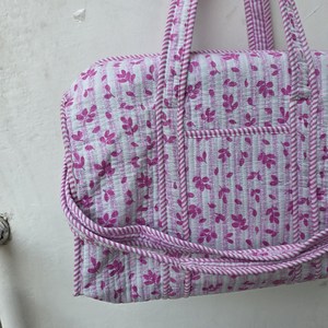 Bolsa de Lona de Algodón Acolchada con Estampado Floral, Hecha a Mano, Ligera, de Primera Calidad, con Cierre de Cremallera y Dos Asas para Llevar al Hombro - Product Image 1