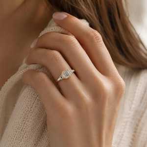 แหวนเพชรทรง Asscher Trapezoid ขนาด 1.50 กะรัต เพชรเพาะเลี้ยงในห้องปฏิบัติการ ดีไซน์คลาสสิก ทองคำแท้ 10K 14K 18K เพชร E VVS แหวนหมั้น - Product Image 4