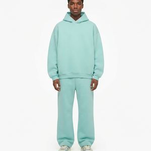 Ensemble de survêtement personnalisé en molleton de coton épais pour homme, comprenant un sweat à capuche oversize et un pantalon de survêtement à jambes larges, style streetwear, modèle vierge - Product Image 1