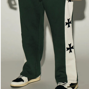 Pantalon de jogging décontracté pour homme vert avec bande latérale blanche et motif croisé noir, taille élastique et cordon de serrage - Product Image 4
