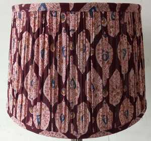 Abat-jour en tissu plissé fait main, style bohème, imprimé Ikat, violet et rouge, forme cylindrique, avec douille E27 pour lampe de chevet ou de bureau. - Product Image 1