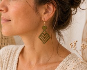 Boucles d'oreilles géométriques en bois avec crochets dorés, forme losange vert olive, apprêts de bijoux fantaisie pour la création et les accessoires - Product Image 2