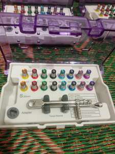 Kit d'implants dentaires universels coloré 16 pièces, clé dynamométrique à cliquet pour abutments, tournevis manuels, kit prothétique, certifié CE - Product Image 2