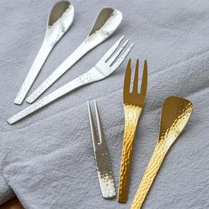 Ensemble élégant de cuillères et fourchettes en argent martelé, idéal pour servir gâteaux et desserts dans les restaurants, cafés et fêtes, provenant d'Inde. - Product Image 5