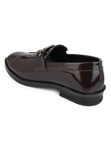 Mocassins à chaîne en cuir verni marron foncé de qualité supérieure pour garçons – Chaussures élégantes et confortables pour occasions formelles - Product Image 3