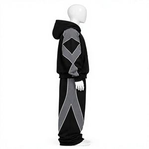 Survêtement à capuche zippé noir et gris avec empiècements contrastants incurvés et une silhouette athlétique audacieuse pour un style streetwear moderne - Product Image 5
