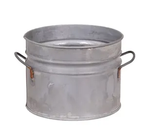 Maceta galvanizada de inspiración vintage con detalles en relieve para la entrada del hogar de estilo rústico o para la decoración de jardines exteriores. - Product Image 1
