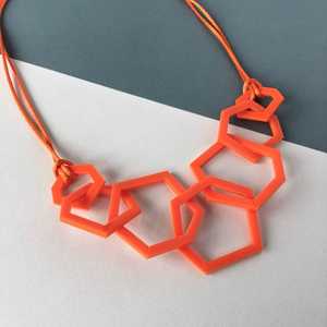 Collier en résine perlée pour femme, bijoux de fête, design coloré tendance, chaîne à brins, fait main en Inde - Product Image 6
