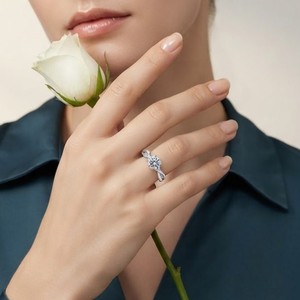 Anillo de Compromiso de Oro Amarillo de 18K con Moissanita, Corte Redondo, Engaste Pavé de Diamantes, Estilo Clásico para Mujer - Product Image 4