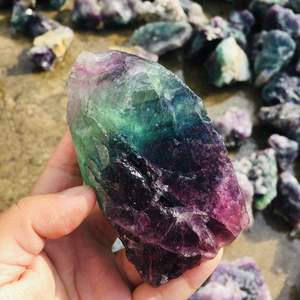 Vente en gros de fluorite naturelle arc-en-ciel de haute qualité – Cristal brut multicolore violet, vert et bleu - Product Image 5