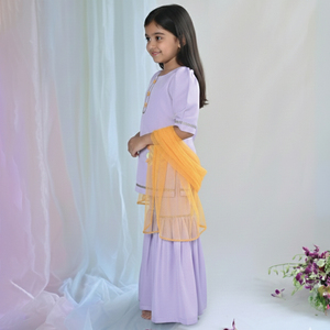 Conjunto de Túnica Sharara de Lavanda de Alta Calidad en Color Morado Claro con Bordado y Dupatta con Borde de Encaje, Colección Festiva - Product Image 1