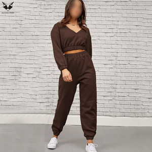 Conjunto deportivo de dos piezas para mujer, estilo crop top, moderno, para gimnasio, descanso y uso diario, en color marrón. - Product Image 3