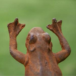 Sculpture de grenouille en métal finition rouille sur pied avec base, fournitures de jardin - Product Image 3