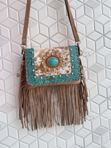 Sac bandoulière artisanal en cuir de vachette avec franges et pierres turquoise, style bohème gypsy, multi-usages, pour femme - Product Image 3
