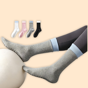 Chaussettes de Pilates en coton côtelé antidérapantes avec logo personnalisé sur le bord, motif uni, chaussettes de yoga ODM - Product Image 1