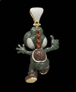 จี้รูปตัวละครโยชิแบบสั่งทำพิเศษ ประดับเพชรและมรกตสีเขียว ฝังด้วยเทคนิคไมโครเพฟ ทำด้วยทองคำสองสี 14K  งานแฮนด์เมด - Product Image 3