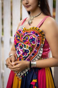 Conjunto de Lehenga Choli Colorido para Navratri, Reversible, Tradicional, Largo hasta el Suelo, Corte Ajustado, para Noches de Dandiya, Fiestas de Diwali y Otras Ocasiones - Product Image 4