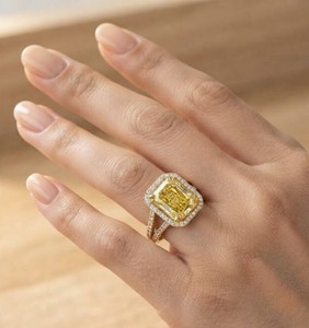 Anillo de Compromiso y Matrimonio Clásico de Oro Sólido de 10K, 14K y 18K con Diamante Cultivado en Laboratorio de Corte Redondo de 0.70ct y Diamante Amarillo Radiante Brillante de 1.50ct - Product Image 6