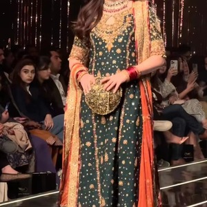 Robe Anarkali pakistanaise haut de gamme, longue et superposée, rose pêche pastel doux, avec des broderies évasées richement ornées de Kora argenté complexe - Product Image 6