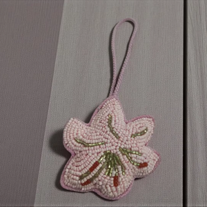 Breloques de sac en verre à vin faites à la main uniques, motifs bohèmes, broderie de perles de rocaille, breloques pour clés - Product Image 1